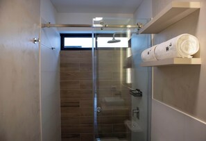 Shower, towels, shampoo - w* | 3BR w Balcony near Malecon in Miraflores (Unknown)