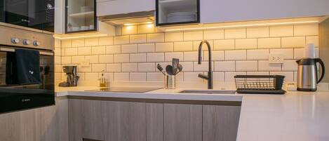 Køleskab, mikrobølgeovn, kaffe-/temaskine, brødrister