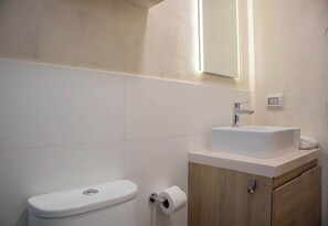 Shower, towels, shampoo - w* | 3BR w Balcony near Malecon in Miraflores (Unknown)