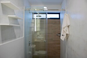 Een douche, handdoeken