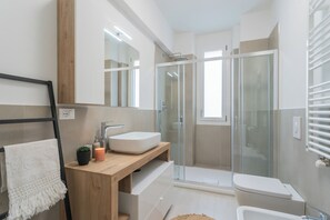 Apartment (2 Bedrooms) | Badezimmer