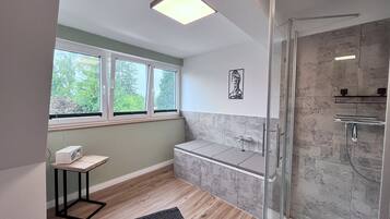 Een douche, een haardroger, handdoeken, zeep
