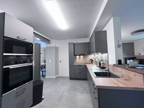 Kjøleskap, mikrobølgeovn, ovn og kokeplater