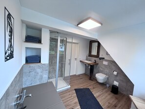 Een douche, een haardroger, handdoeken, zeep