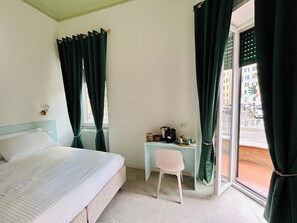 Coffres-forts dans les chambres, bureau, fer et planche à repasser