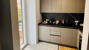 Estudio Deluxe, balcón | Cocina privada | Refrigerador con congelador