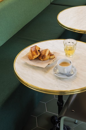 Tägliches kontinentales Frühstück (13 EUR pro Person)