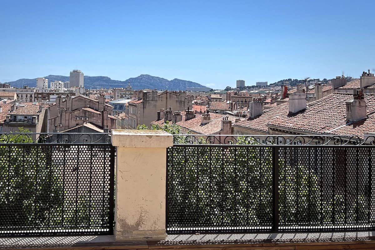 Eine Stadtansicht mit Blick auf Gebäude und Berge in der Ferne.