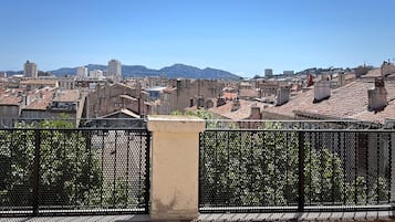 Habitación panorámica doble, terraza, vistas a la ciudad | Cortinas opacas, sistema de insonorización, wifi gratis