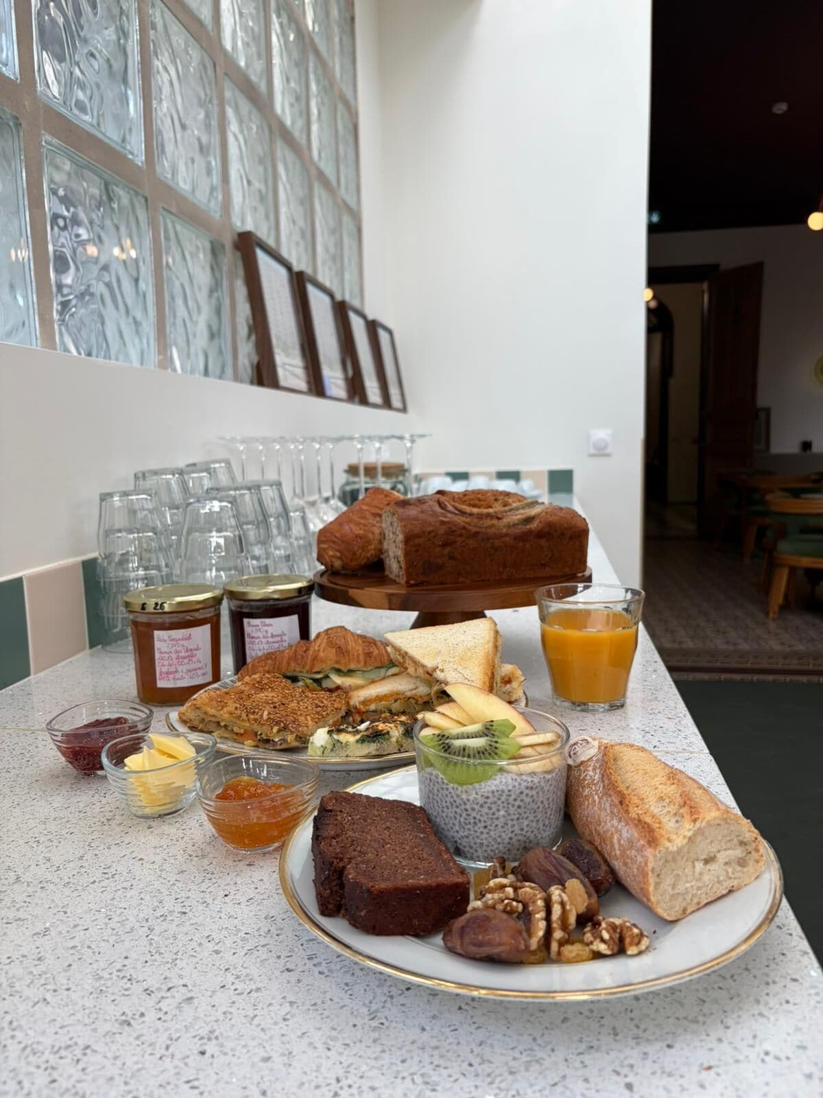 Daily continental breakfast (EUR 13 per person)