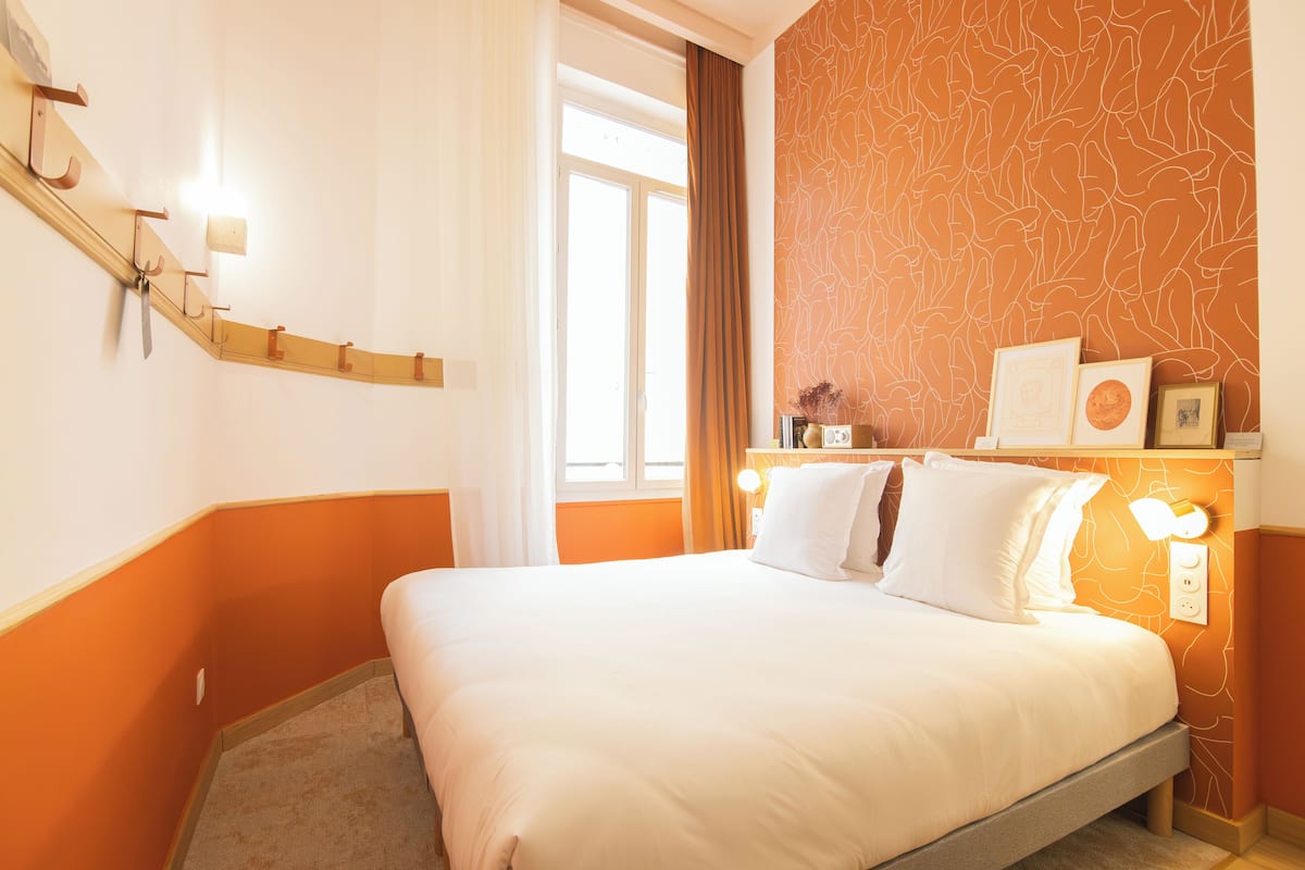 Quarto clássico, 1 cama Queen | Cortinas blackout, quartos à prova de som, Wi-Fi de cortesia