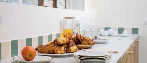 Daily continental breakfast (EUR 15 per person)