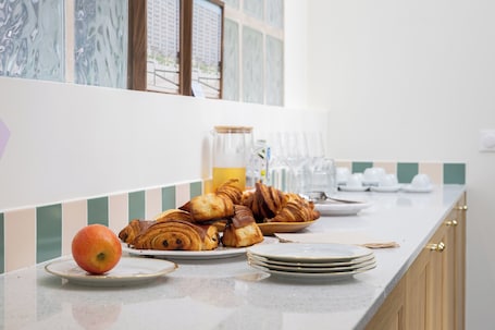 Desayuno continental diario (EUR 13 por persona)