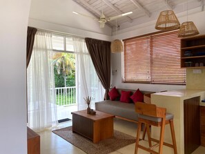 Smart TV, books - Low tide - 1-bedroom lower apartment in pleasant Ahangama with WiFi, AC (Ahangama)