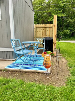 Outdoor dining - Cozy Shed-Teau in Geneva (Geneva)