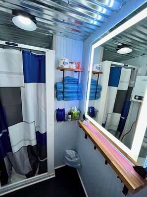 Shower, hair dryer, towels, soap - Cozy Shed-Teau in Geneva (Geneva)