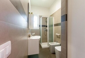 Chuveiro, bidê, shampoo 