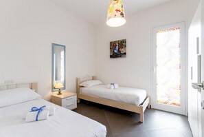 3 habitaciones y tabla de planchar con plancha