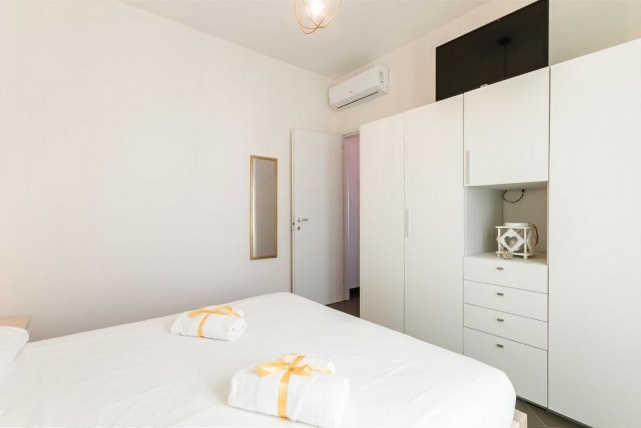 3 habitaciones y tabla de planchar con plancha 
