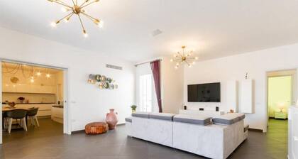 GuestHost - Luxurious villa with private pool and equipped outdoor space, located in the Lendinuso district of Torchiarolo. The 250 m2 accommodation boasts large spaces and every comfort to accommodate up to 6 people. A few steps from the sea and less th