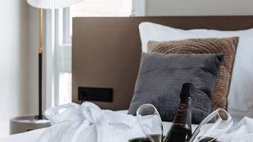 Een kluis op de kamer, een bureau, geluiddichte muren