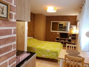 1 bedroom, iron/ironing board, WiFi, bed sheets - Charming 1-bedroom apartment with WiFi and AC in lovely Glifada (Glifada)