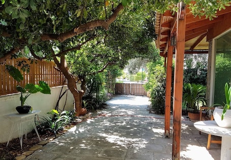 Terrace/patio. Charming 1-bedroom apartment with WiFi and AC in lovely Glifada