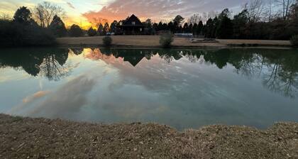 Cozy 1-bedroom RV on private stocked pond. Glamping in Greenville