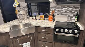 Refrigerador, microondas, horno, placa de cocina