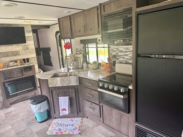 Réfrigérateur, micro-ondes, four, plaque de cuisson