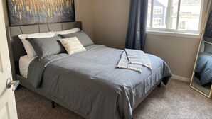 3 bedrooms, iron/ironing board, WiFi, bed sheets - Mahogany's Comfy Haven (Calgary)