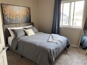 3 chambres, fer et planche à repasser, Wi-Fi, draps fournis