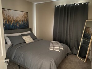 3 bedrooms, iron/ironing board, WiFi, bed sheets - Mahogany's Comfy Haven (Calgary)