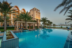 1 bedroom - Pool View 1BR on Palm Jumeirah (Dubai)