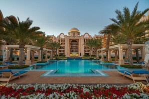 1 bedroom - Pool View 1BR on Palm Jumeirah (Dubai)