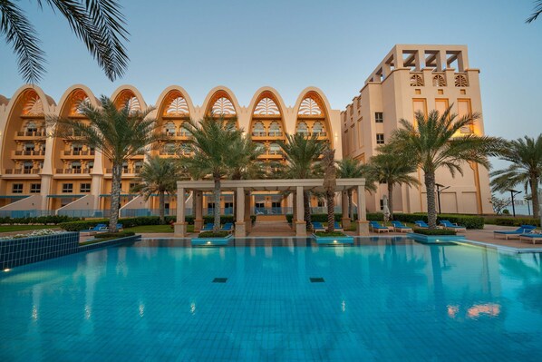 Exterior - Pool View 1BR on Palm Jumeirah (Dubai)
