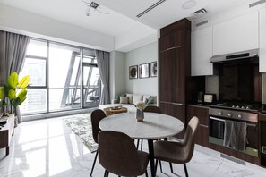 Une cuisine moderne avec un coin repas, de grandes fenêtres et une vue sur la ville.