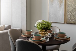 Apartment | 3 bedrooms, Internet - Luxurious 3Br Apt in Nobles Tower Full Burj View (Dubai)