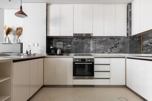 Apartment | 3 bedrooms, Internet - Luxurious 3Br Apt in Nobles Tower Full Burj View (Dubai)