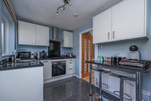 Een microgolfoven, een oven, een kookplaat, een vaatwasser