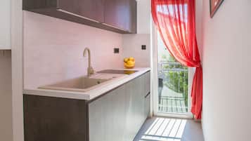 Refrigerador con congelador y utensilios de cocina