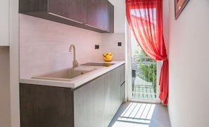 Refrigerador con congelador y utensilios de cocina