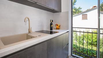 Refrigerador con congelador y utensilios de cocina