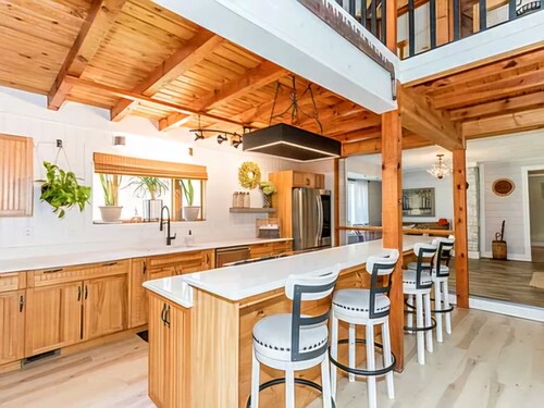 Spacious 5-bedroom house w/ fishing pond, WiFi, hot tub in Grayson Co Mountains
