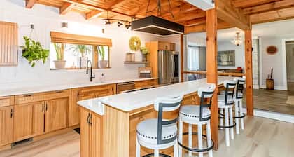 Spacious 5-bedroom house w/ fishing pond, WiFi, hot tub in Grayson Co Mountains