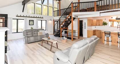 Spacious 5-bedroom house w/ fishing pond, WiFi, hot tub in Grayson Co Mountains