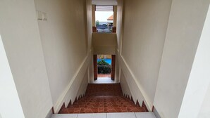 A narrow stairway with a tiled floor leading to a balcony. - Buah Nagasari Ubud Villa (Ubud)