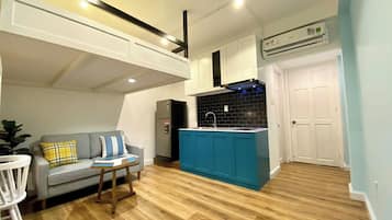 Superior Studio | Private kitchenette | Fridge, microwave, stovetop, cookware/dishes/utensils