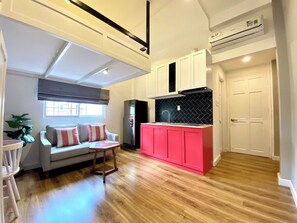 Deluxe Studio | Memory-foam beds, individually furnished, desk, laptop workspace - Signy House Hotel & Apartments Bach Dang River - Doan Nhu Hai (Ho Chi Minh City)