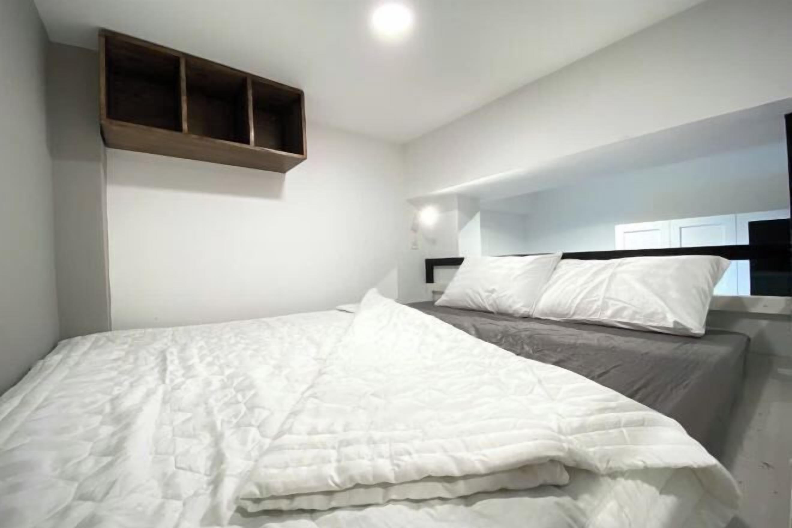 Colchones con efecto memoria, muebles diferentes y escritorio 